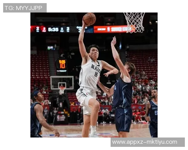 杨瀚森低位背打轻松突破对手单脚上篮展现绝佳技术